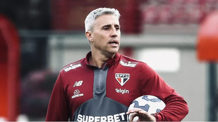 Crespo em treino no CT da Barra Funda: o treinador tem sérios problemas com lesões no elenco