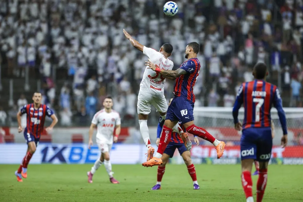 Lance de disputa aérea na partida. Foto: Rafael Rodrigues/EC Bahia