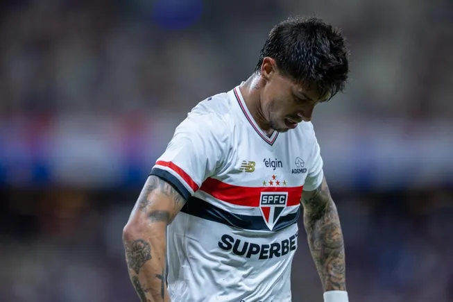 Rigoni jogador do Sao Paulo lamenta durante partida contra o Fortaleza no estadio Arena Castelao pelo campeonato Brasileiro A 2025. Foto: Baggio Rodrigues/AGIF