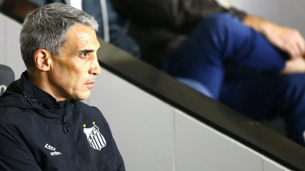 Vojvoda tem o trabalho respaldado no Santos mesmo em má fase – Foto: Mauricio De Souza/AGIF