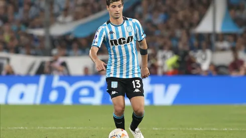 AVELLANEDA, ARGENTINA – OCTOBER 31: Santiago Sosa of Racing Club plays the ball during the Copa CONMEBOL Sudamericana 2024 Semifinal second leg match between Corinthians and Racing Club at Presidente Peron Stadium on October 31, 2024 in Avellaneda, Argentina. (Photo by Daniel Jayo/Getty Images)