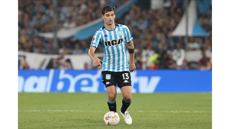 AVELLANEDA, ARGENTINA - OCTOBER 31: Santiago Sosa of Racing Club plays the ball during the Copa CONMEBOL Sudamericana 2024 Semifinal second leg match between Corinthians and Racing Club at Presidente Peron Stadium on October 31, 2024 in Avellaneda, Argentina. (Photo by Daniel Jayo/Getty Images)
