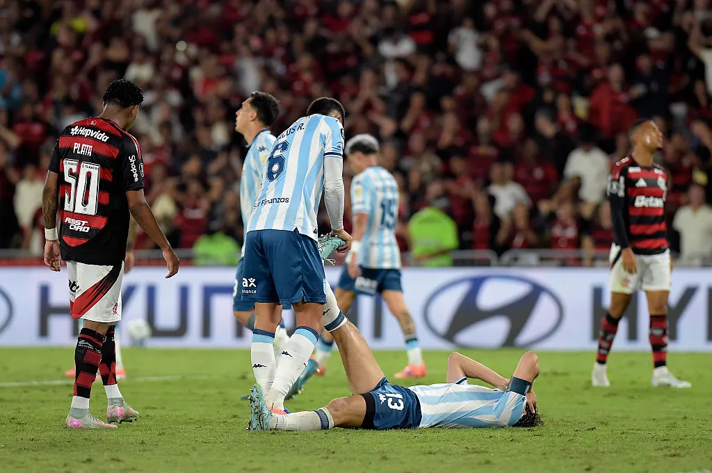 Santiago Sosa se lesionou em Racing x Flamengo. Foto:  Dhavid Normando/Getty Images)