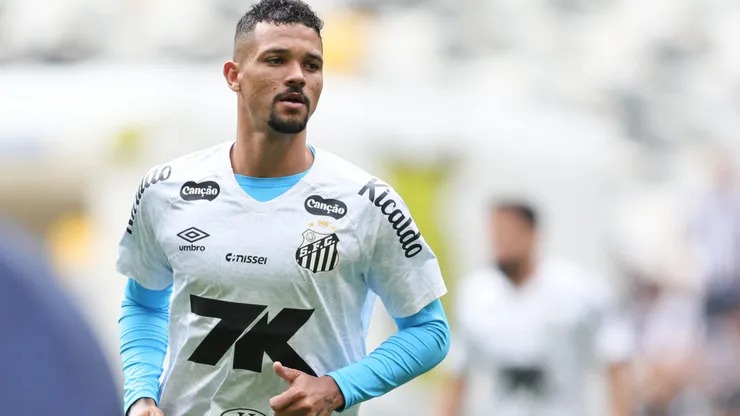 MG - BELO HORIZONTE - 14/09/2025 - BRASILEIRO A 2025, ATLETICO-MG X SANTOS - Ze Ivaldo jogador do Santos durante aquecimento antes da partida contra o Atletico-MG no estadio Arena MRV pelo campeonato Brasileiro A 2025. Foto: Gilson Lobo/AGIF