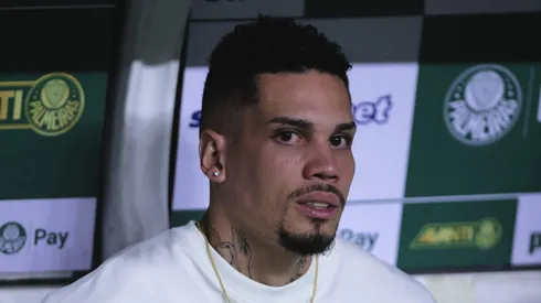 Paulinho é visto no banco de reservas durante jogo contra o São Paulo.