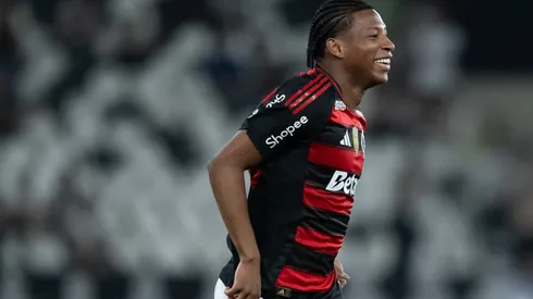 RJ - RIO DE JANEIRO - 15/10/2025 - BRASILEIRO A 2025, BOTAFOGO X FLAMENGO - Plata jogador do Flamengo comemora seu gol durante partida contra o Botafogo no estadio Engenhao pelo campeonato Brasileiro A 2025. Foto: Jorge Rodrigues/AGIF
