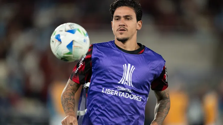RJ - RIO DE JANEIRO - 22/10/2025 - COPA LIBERTADORES 2025, FLAMENGO X RACING - Pedro jogador do Flamengo durante aquecimento antes da partida contra o Racing no estadio Maracana pelo campeonato Copa Libertadores 2025. Foto: Jorge Rodrigues/AGIF