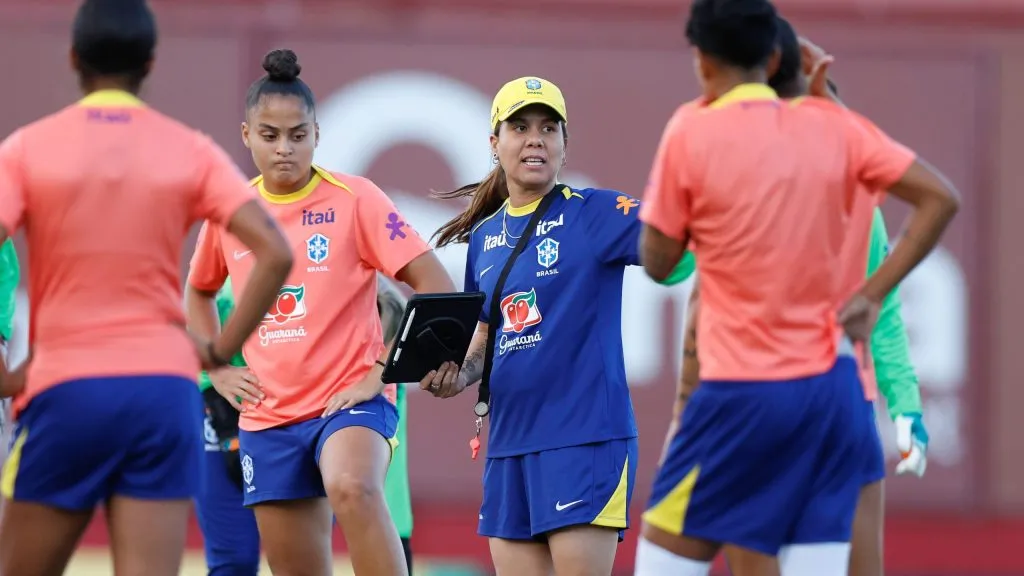 Treinadora Camilla Orlando comanda treino da Seleção Brasileira Sub-20