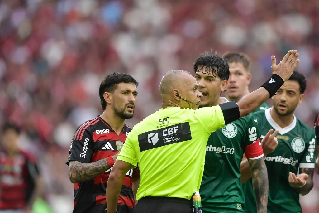 Gustavo Gomez jogador do Palmeiras reclama com a arbitragem durante partida contra o Flamengo no estádio Maracana pelo Brasileirão. Foto: Thiago Ribeiro/AGIF