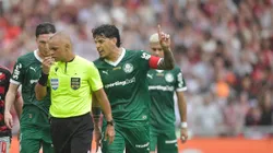 RJ - RIO DE JANEIRO - 19/10/2025 - BRASILEIRO A 2025, FLAMENGO X PALMEIRAS - Gustavo Gomez jogador do Palmeiras reclama com a arbitragem durante partida contra o Flamengo no estAdio Maracana pelo campeonato Brasileiro A 2025. Foto: Thiago Ribeiro/AGIF
