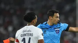 Facundo Tello gesticulando durante jogo da LDU contra o Botafogo.