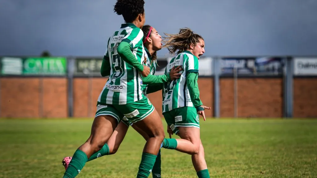 Jogadoras do Juventude celebram gol contra o Internacional