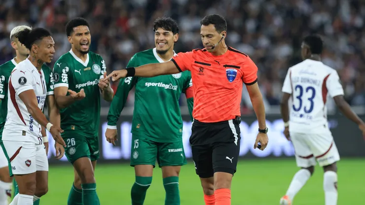 Facundo Tello, árbitro de LDU x Palmeirs - Foto: Franklin Jacome/Getty Images