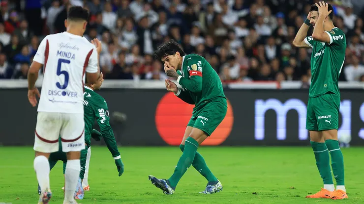 QUITO, ECUADOR - OCTOBER 23: Gustavo Gomez of Palmeiras reacts during the Copa CONMEBOL Libertadores 2025 first-leg semifinal match between LDU Quito and Palmeiras at Rodrigo Paz Delgado Stadium on October 23, 2025 in Quito, Ecuador. (Photo by Franklin Jacome/Getty Images)