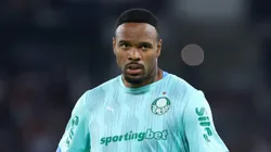 QUITO, ECUADOR - OCTOBER 23: Carlos Miguel of Palmeiras warms up prior to the Copa CONMEBOL Libertadores 2025 first-leg semifinal match between LDU Quito and Palmeiras at Rodrigo Paz Delgado Stadium on October 23, 2025 in Quito, Ecuador. (Photo by Franklin Jacome/Getty Images)