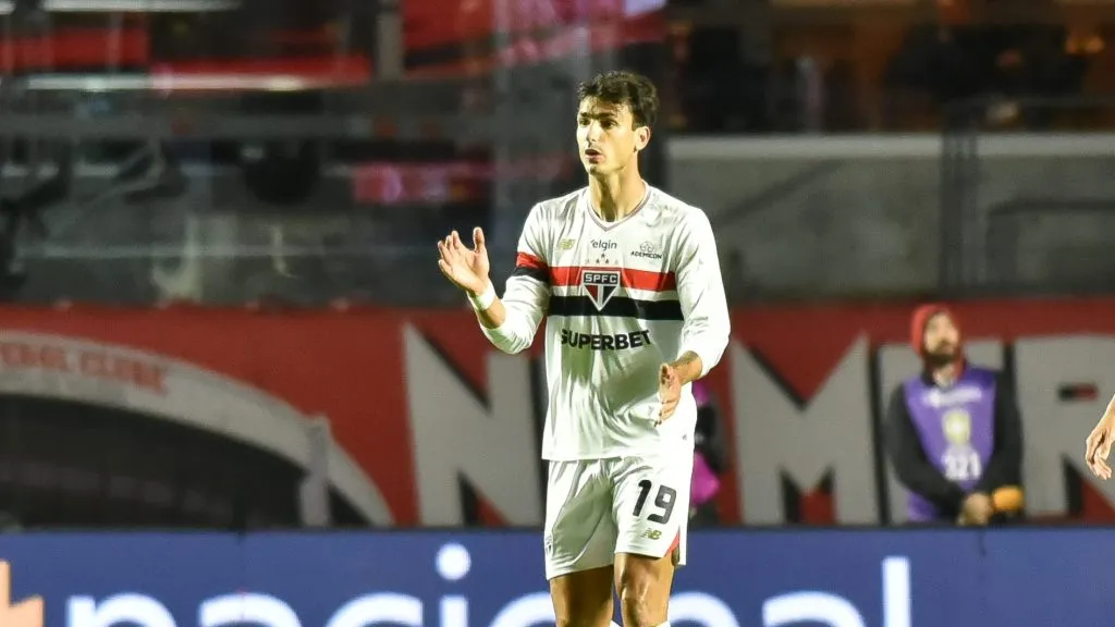 Dinenno deve retornar ao elenco em 20 dias após o procedimento – Foto: Jota Erre/AGIF