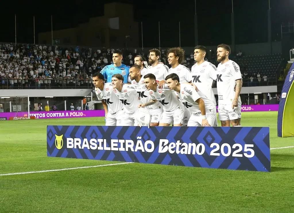 Jogadores do Santos posam para foto antes na partida contra Vitoria no estadio Vila Belmiro pelo campeonato Brasileiro A 2025. Foto: Mauricio De Souza/AGIF