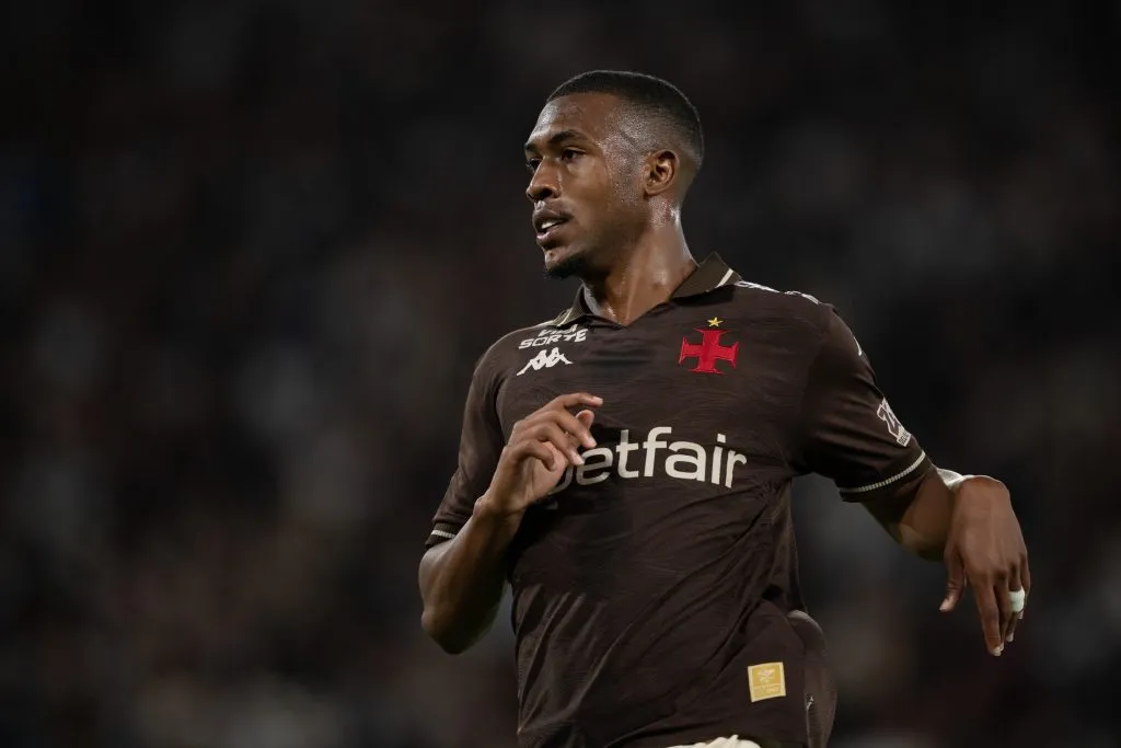 Rayan jogador do Vasco comemora seu gol durante partida contra o Fluminense no estadio Maracana pelo campeonato Brasileiro A 2025. Foto: Jorge Rodrigues/AGIF