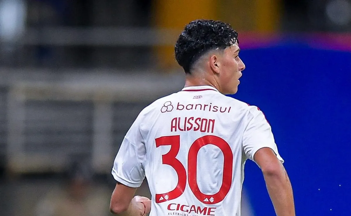 Alisson se desculpa após estrear com derrota e expulsão no Internacional