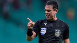 BA - SALVADOR - 22/10/2025 - BRASILEIRO A 2025, BAHIA X INTERNACIONAL - O arbitro Flavio Rodrigues de Souza durante partida entre Bahia e Internacional no estadio Arena Fonte Nova pelo campeonato Brasileiro A 2025. Foto: Jhony Pinho/AGIF