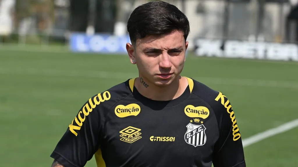 SP – SANTOS – 17/10/2025 – SANTOS, COLETIVA – Alvaro Barreal jogador do Santos antes de coletiva e treino da equipe realizado no CT Rei Pele. Foto: Jota Erre/AGIF