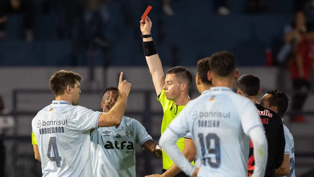 SP – BRAGANCA PAULISTA – 04/10/2025 – BRASILEIRO A 2025, BRAGANTINO X GREMIO – Walter Kannemann jogador do Gremio recebe cartao vermelho do arbitro durante partida contra o Bragantino no estadio Cicero De Souza Marques pelo campeonato Brasileiro A 2025. Foto: Joisel Amaral/AGIF