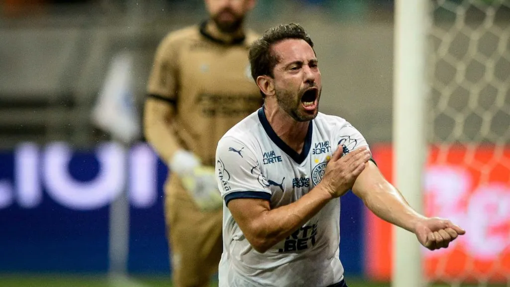 Everton Ribeiro comemorando gol contra o Ceará. Foto: Jhony Pinho/AGIF