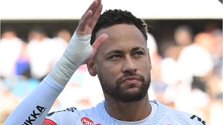 SP - SANTOS - 31/08/2025 - BRASILEIRO A 2025, SANTOS X FLUMINENSE - Neymar jogador do Santos durante partida contra o Fluminense no estadio Vila Belmiro pelo campeonato Brasileiro A 2025. Foto: Jota Erre/AGIF