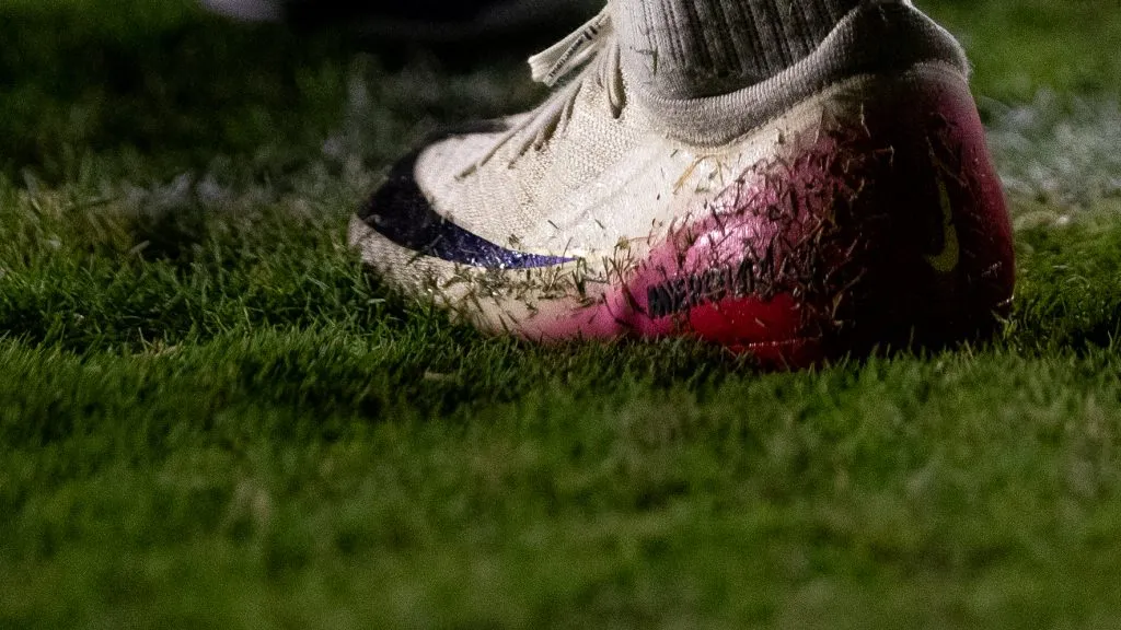 PE – RECIFE – 21/09/2025 – BRASILEIRO A 2025, SPORT X CORINTHIANS – Chuteira do Vitinho jogador do Corinthians durante partida contra o Sport no estadio Ilha do Retiro pelo campeonato Brasileiro A 2025. Foto: Rafael Vieira/AGIF