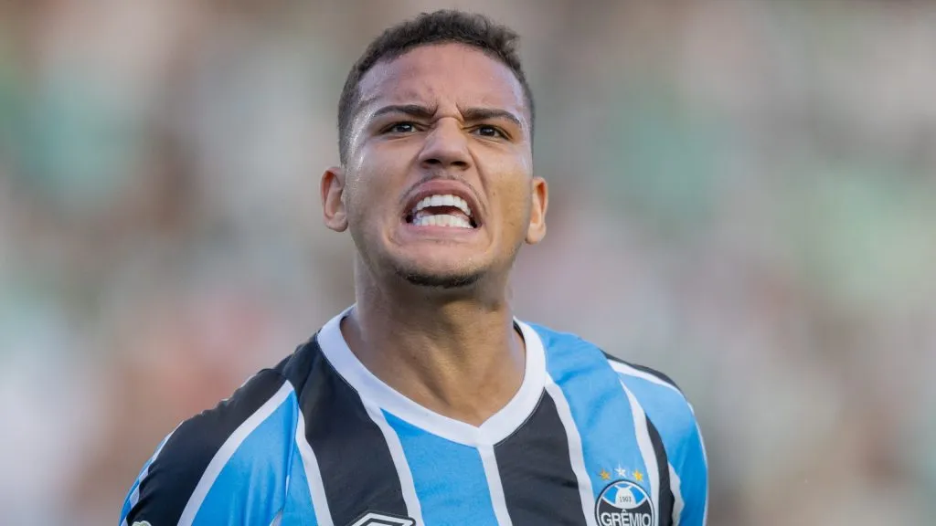 Gustavo Martins jogador do Gremio comemora seu gol durante partida contra o Juventude no estadio Alfredo Jaconi pelo campeonato Gaucho 2025. Foto: Liamara Polli/AGIF