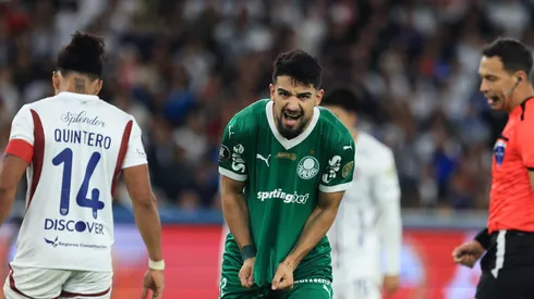 Flaco López durante jogo contra os equatorianos.