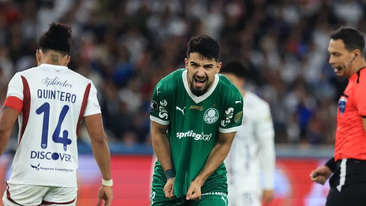 Flaco López durante jogo contra os equatorianos.