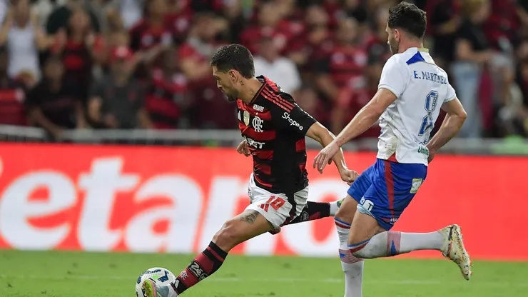 Arrascaeta, jogador do Flamengo, durante partida contra o Fortaleza no estadio Maracana pelo campeonato Brasileiro A 2025. Foto: Thiago Ribeiro/AGIF