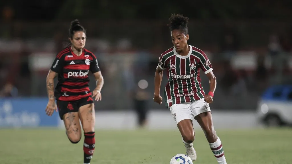 Jogadoras do Fluminense e Flamengo em campo
