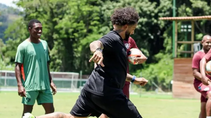 Lateral Marcelo participa de atividades com time feminino do Fluminense