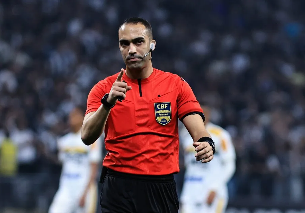 Árbitro durante partida do Corinthians. Foto: Fabio Giannelli/AGIF
