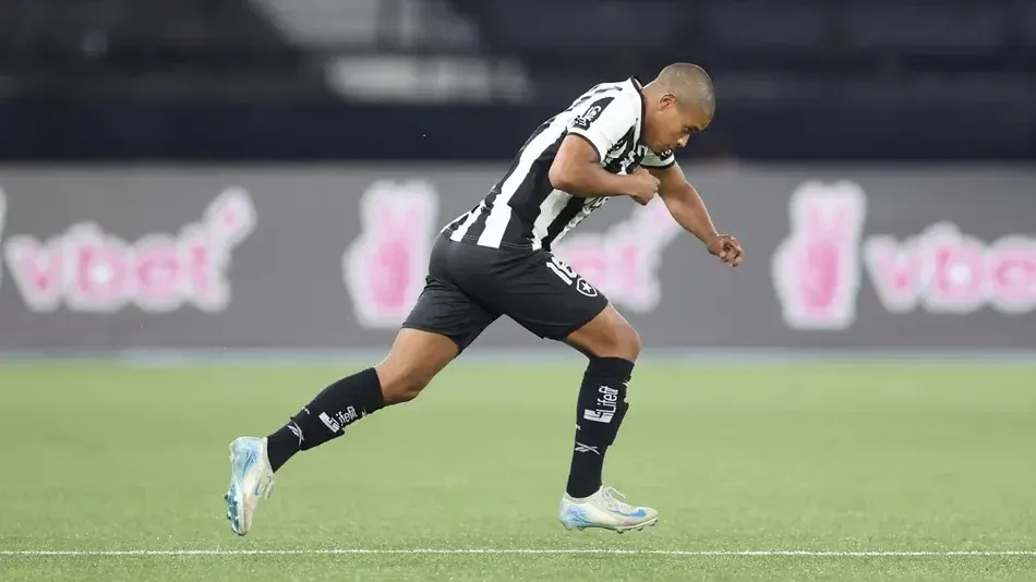 Huguinho, jogador do Botafogo, em partida contra o Volta Redonda no Nilton Santos (Foto: Vitor Silva/Botafogo)