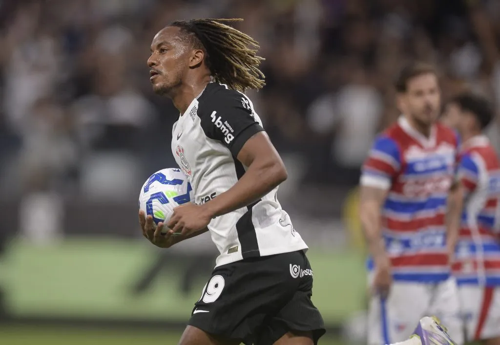André Carrillo jogador do Corinthians comemora seu gol durante partida contra o Fortaleza – Foto: Alan Morici/AGIF