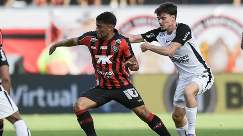 Ronald jogador do Vitoria disputa lance com Garro jogador do Corinthians durante partida no estadio Barradao pelo campeonato Brasileiro A 2025. Foto: Jhony Pinho/AGIF