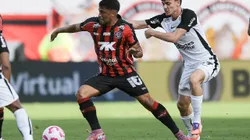 BA - SALVADOR - 25/10/2025 - BRASILEIRO A 2025, VITORIA X CORINTHIANS - Ronald jogador do Vitoria disputa lance com Garro jogador do Corinthians durante partida no estadio Barradao pelo campeonato Brasileiro A 2025. Foto: Jhony Pinho/AGIF
