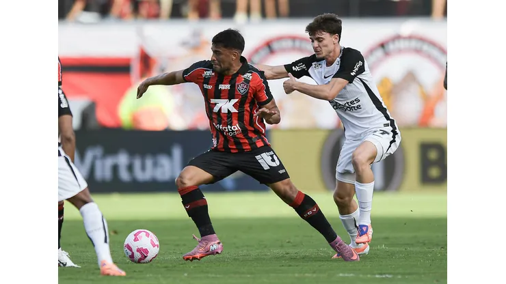 BA - SALVADOR - 25/10/2025 - BRASILEIRO A 2025, VITORIA X CORINTHIANS - Ronald jogador do Vitoria disputa lance com Garro jogador do Corinthians durante partida no estadio Barradao pelo campeonato Brasileiro A 2025. Foto: Jhony Pinho/AGIF