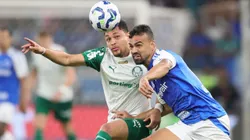 Fabrício Bruno jogador do Cruzeiro disputa lance com Vitor Roque jogador do Palmeiras - Foto: Gilson Lobo/AGIF