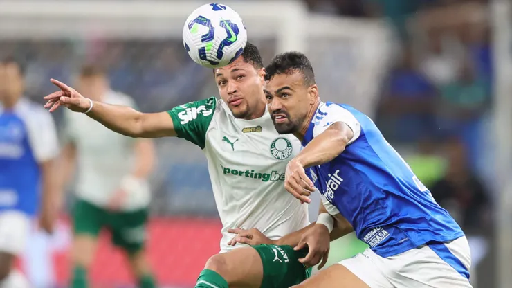 Fabrício Bruno jogador do Cruzeiro disputa lance com Vitor Roque jogador do Palmeiras - Foto: Gilson Lobo/AGIF