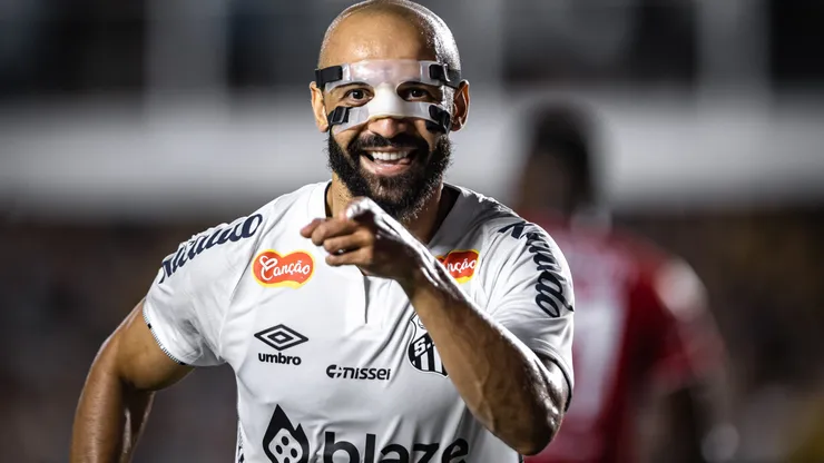 SP - SANTOS - 19/02/2025 - PAULISTA 2025, SANTOS X NOROESTE - Thaciano jogador do Santos comemora seu gol durante partida contra o Noroeste no estadio Vila Belmiro pelo campeonato Paulista 2025. Foto: Abner Dourado/AGIF