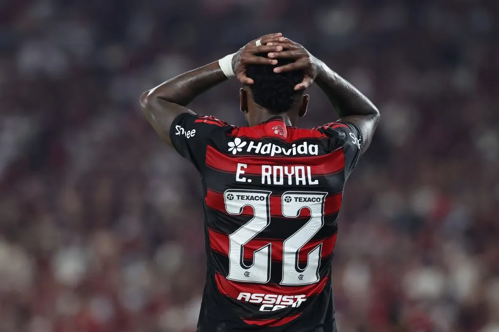 Emerson Royal jogador do Flamengo lamentando em partida pelo Brasileirão Betano – (Photo by Wagner Meier/Getty Images)