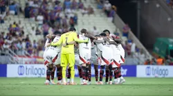Jogadores do Flamengo posam para foto antes na partida contra Fortaleza - Foto: Baggio Rodrigues/AGIF
