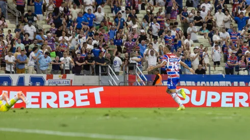 CE - FORTALEZA - 25/10/2025 - BRASILEIRO A 2025, FORTALEZA X FLAMENGO - Breno Lopes jogador do Fortaleza comemora seu gol durante partida contra o Flamengo no estadio Arena Castelao pelo campeonato Brasileiro A 2025. Foto: Lucas Emanuel/AGIF
