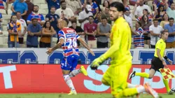 CE - FORTALEZA - 25/10/2025 - BRASILEIRO A 2025, FORTALEZA X FLAMENGO - Breno Lopes jogador do Fortaleza comemora seu gol durante partida contra o Flamengo no estadio Arena Castelao pelo campeonato Brasileiro A 2025. Foto: Lucas Emanuel/AGIF