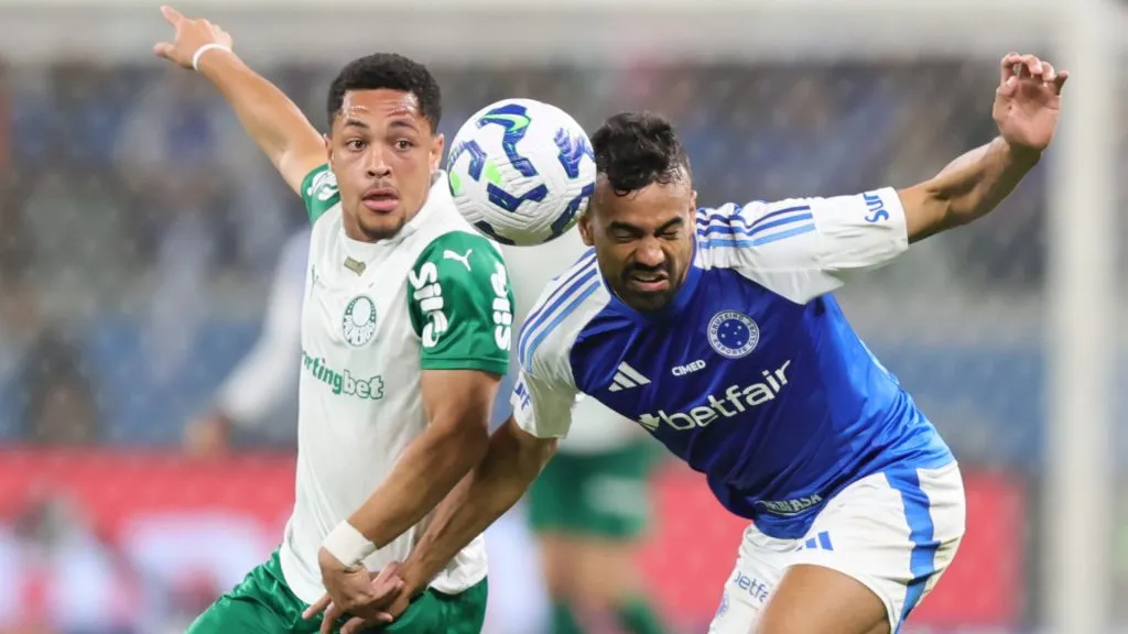 Vitor Roque e Fabrício Bruno em campo no último duelo entre os times – Foto: Gilson Lobo/AGIF