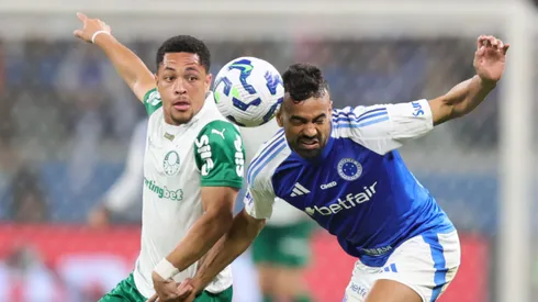 Fabricio Bruno jogador do Cruzeiro disputa lance com Vitor Roque jogador do Palmeiras durante partida no estadio Mineirao pelo campeonato Brasileiro A 2025. Foto: Gilson Lobo/AGIF